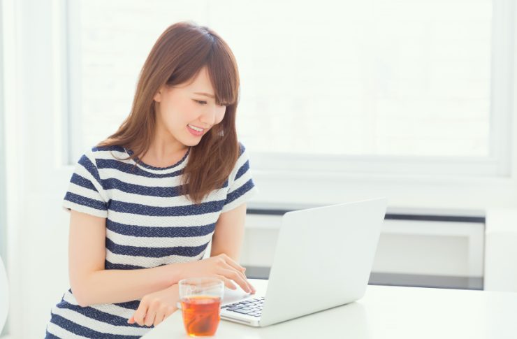 補助金を調べる女性