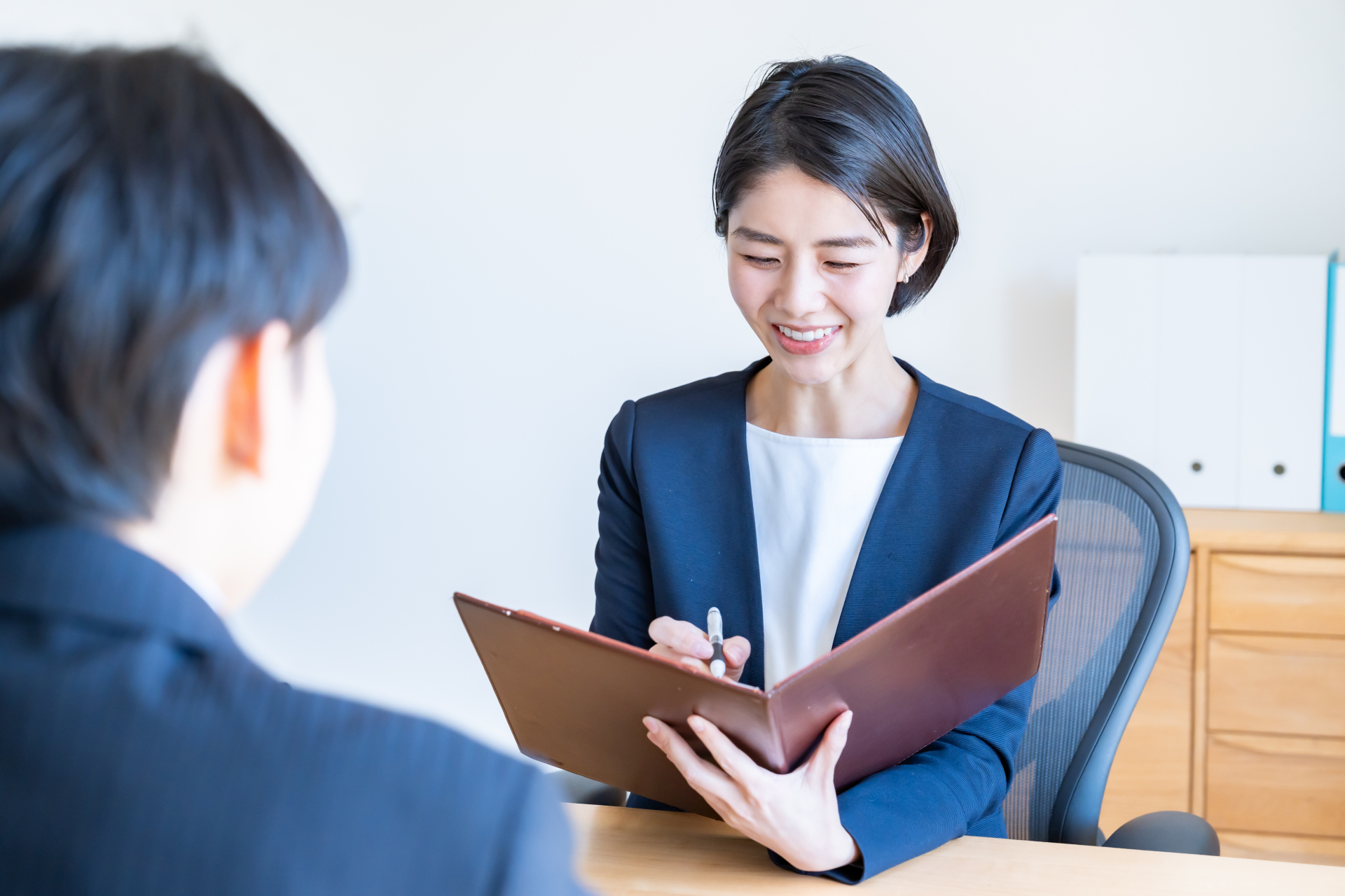 【例文あり】保育士の面接で「採用したい」と思われる!よくある質問と、好印象を与える逆質問のコツ 2 面接をする女性