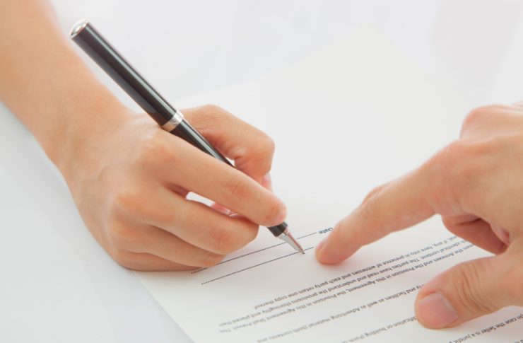 契約書にサインをしている