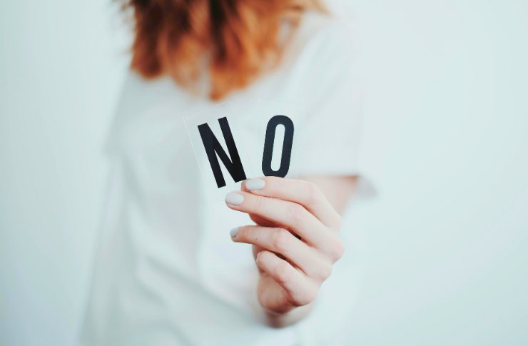 NOと伝える女性