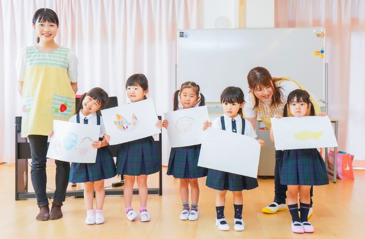 保育士と園児たち