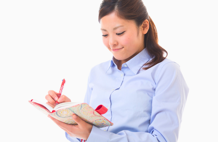 スケジュールを書く女性