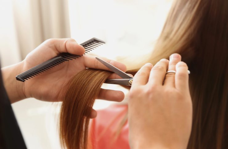 保育士の髪型とメイクはどこまでOK?身だしなみルールと好印象を与えるコツ 1 女性の髪を切っている