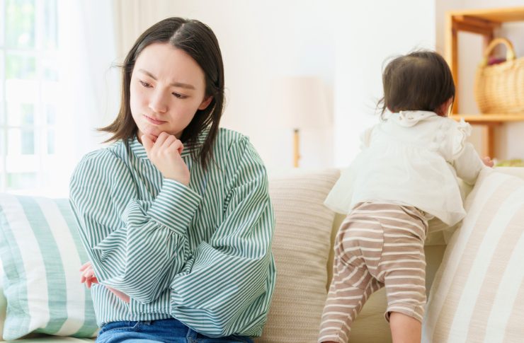 保育士の髪型とメイクはどこまでOK?身だしなみルールと好印象を与えるコツ 2 考え事をする保育士