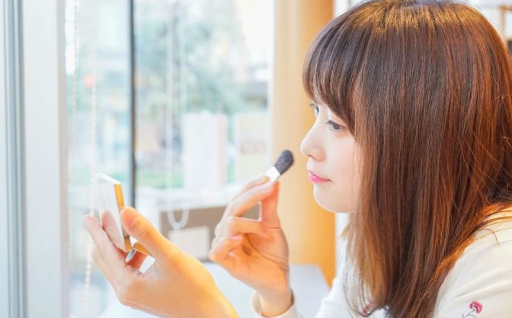 メイクをする女性