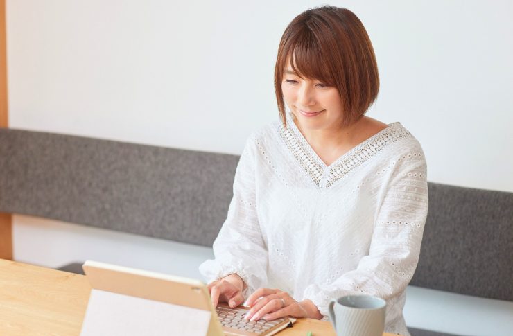 パソコンを見る女性