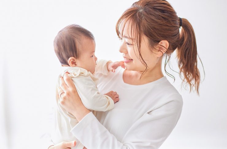 保育士の仕事内容は遊びだけじゃない!リアルな業務実態とやりがい 1 赤ちゃんを抱く女性