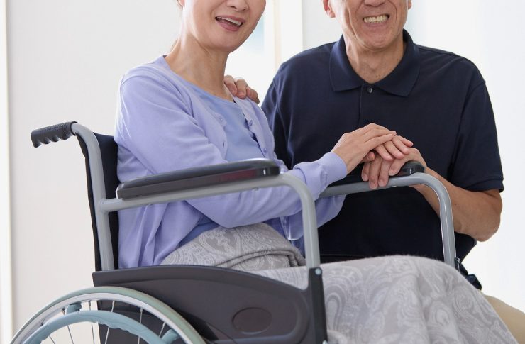 介護職の平均年収はいくら?手取り・年齢別の給料相場とアップ方法 2 車椅子の女性と手をつなぐ男性