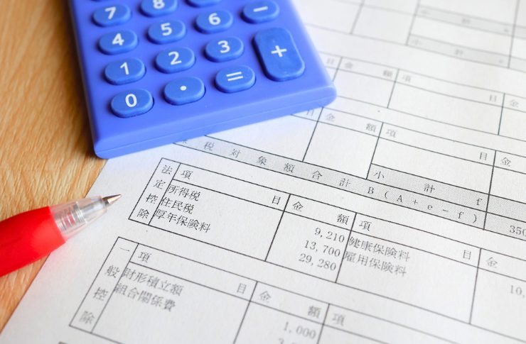 介護職の平均年収はいくら?手取り・年齢別の給料相場とアップ方法 1 電卓と給与明細