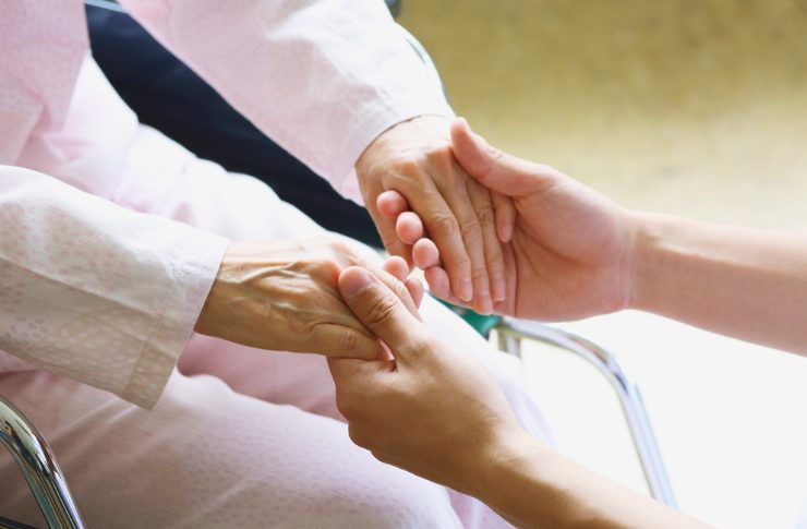 介護老人保健施設(老健)の仕事内容とは?特養との違いから給料、1日の流れまで徹底解説 1 両手を握り合う女性