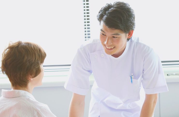 老人に話しかける男性介護士