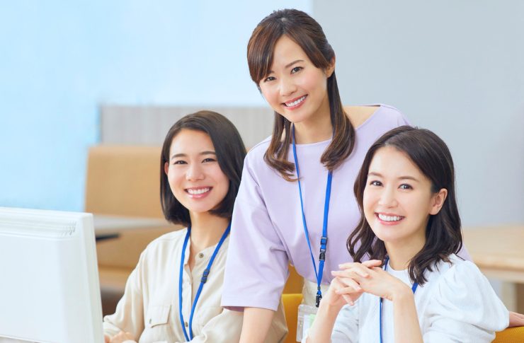 3人の笑顔の社会人女性