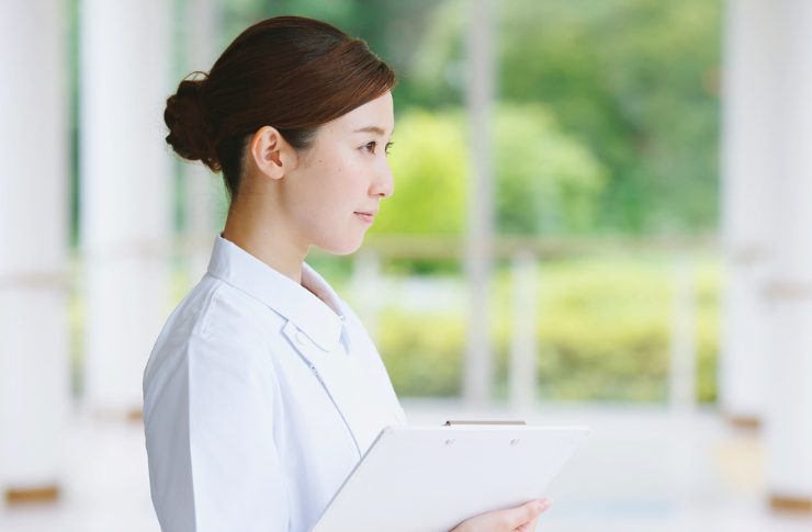 遠くを見る女性介護職員