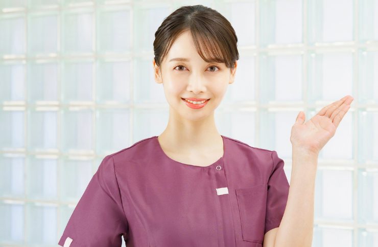 手をかざす女性