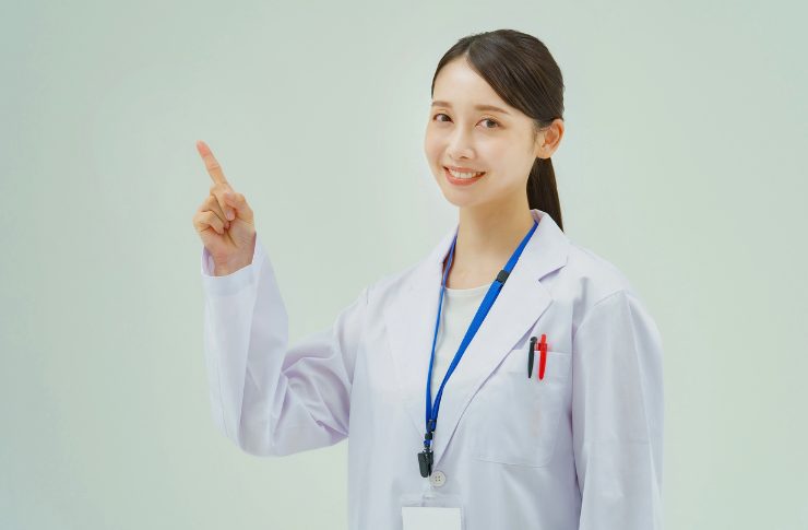 派遣看護師はブランクありでも働ける?復職前の不安と職場選び 1 上に指をさす看護師