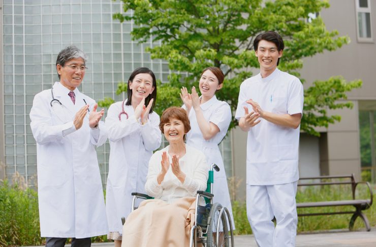看護師派遣に登録する前に整理すべき希望条件|後悔しない働き方チェックリスト 1 車椅子の女性と医師、看護師で拍手している