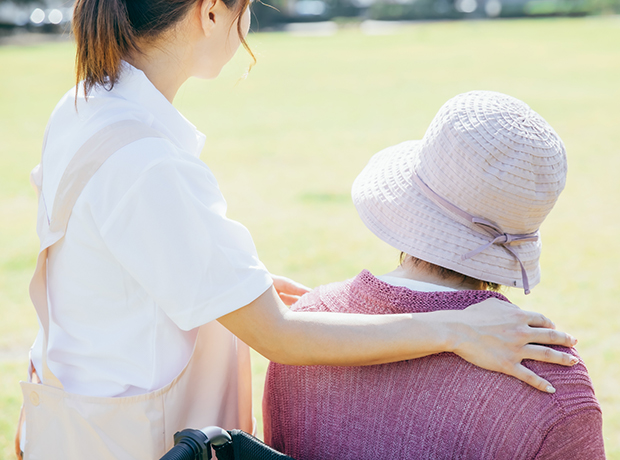 認知症介護士とは？ 資格を取得するメリットや取得方法など
