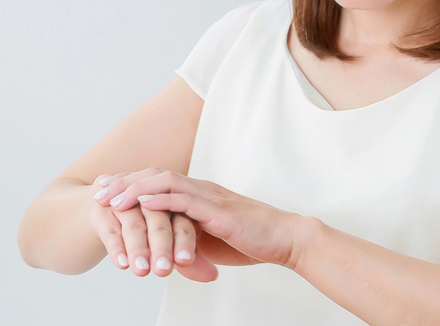 介護職は手荒れをしやすい？ 手荒れの原因と悪化させないための対策
